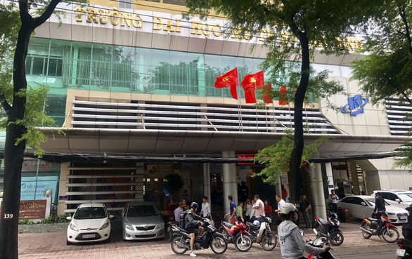 Trường[-]ĐH[-]ở[-]TP.HCM[-]ngừng[-]sử[-]dụng[-]chai[-]nước[-]nhựa,[-]ống[-]hút[-]nhựa